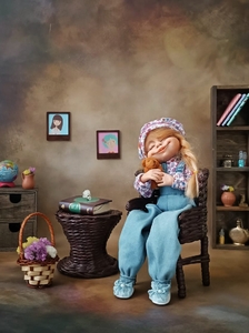 Кукла дизайнерская Девочка с мишкой в кресле