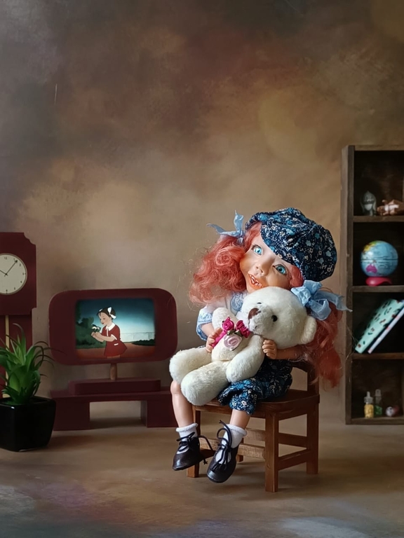 Кукла интерьерная Девочка с мишкой на стульчике